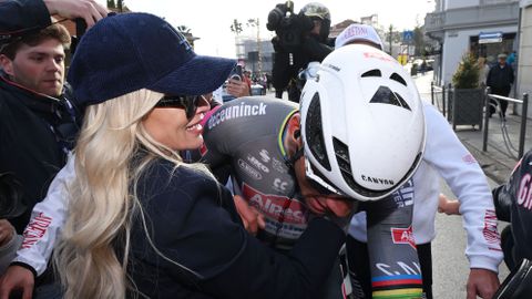 Vriendin krijgt geen genoeg van Mathieu van der Poel: 'Dit voor altijd, alsjeblieft'