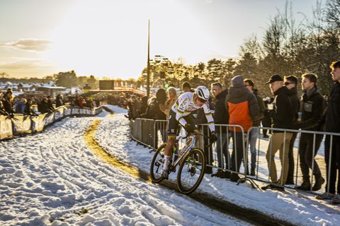 Mathieu van der Poel ziet kans op olympische titel in rook opgaan: 'Hier blijft het bij'