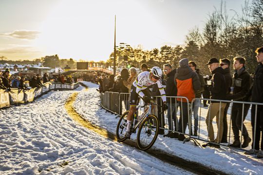 Mathieu van der Poel ziet kans op olympische titel in rook opgaan: 'Hier blijft het bij'