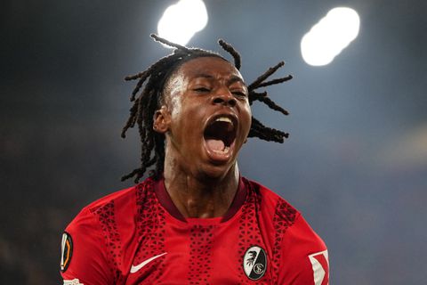 Historische avond in Europa League: harde kern bestormt veld na finaleplaats voor Freiburg