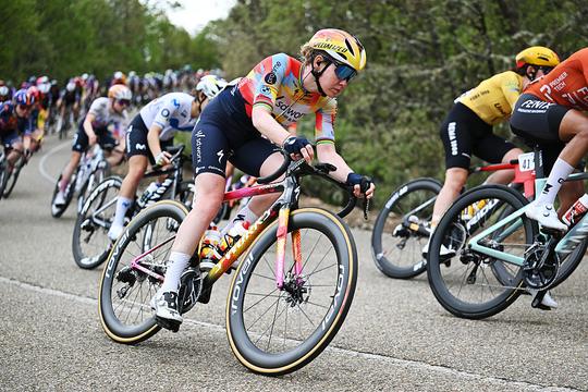 Nederlandse toprenster baalt van val in Vuelta Femenina: 'Heel ongelukkig'