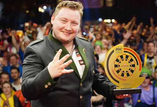 Topdarters Michael van Gerwen en Gian van Veen vechten om speciaal groen jasje en 40.000 euro