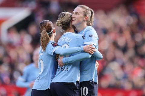 Oranje Leeuwin Vivianne Miedema krijgt steun van ploeggenoten vanwege missen van groot feest