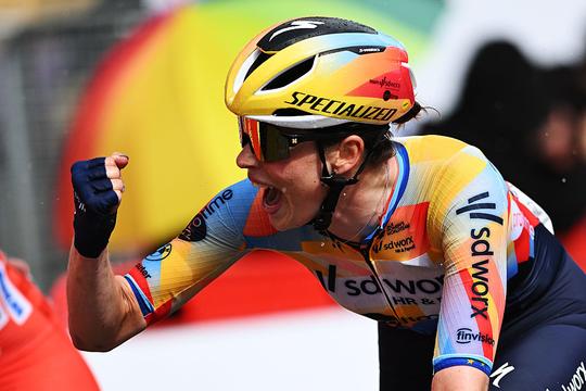 Euforie én schrik voor topploeg in Vuelta Femenina: Nederlandse sprintzege, maar klassementsvrouw valt