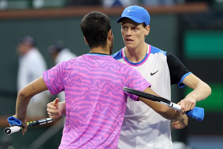 Jannik Sinner looft 'charismatische' Carlos Alcaraz: 'Dat soort tennissers heeft de sport nodig'