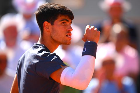 Carlos Alcaraz knokt zich in slopende vijfsetter tegen Jannik Sinner naar finale Roland Garros