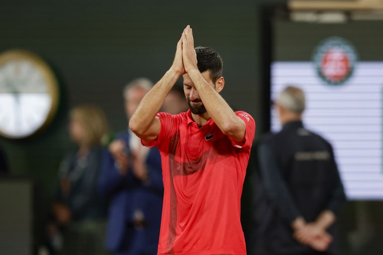 Emotionele tennislegende Novak Djokovic hint op pensioen na uitschakeling Roland Garros: 'Als dit mijn laatste was...'