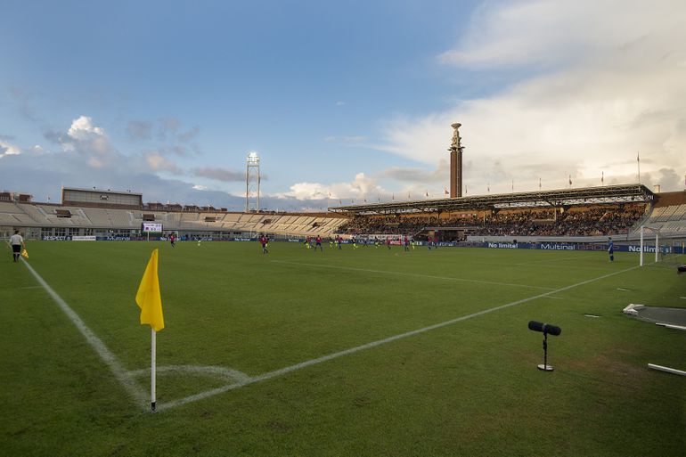 Amateur voetbalwedstrijd gestaakt vanwege gevonden lichaam op sportpark