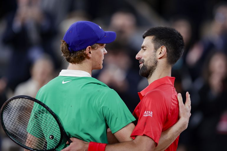 'Ik hoop dat het niet waar is!': toptennisser Jannik Sinner schrikt van onthulling Novak Djokovic