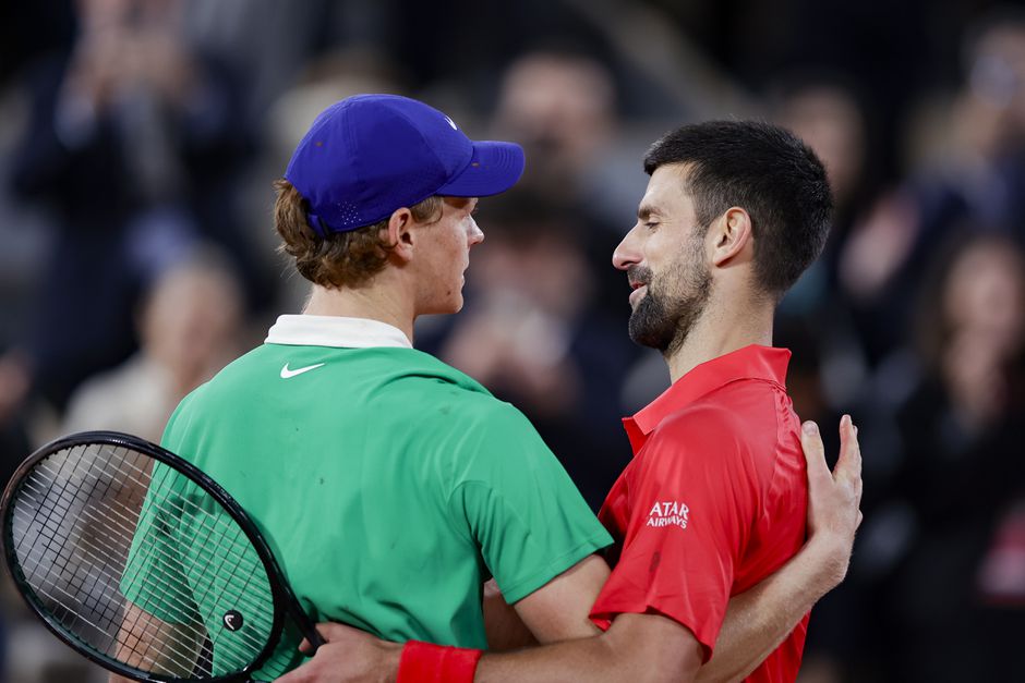 'Ik hoop dat het niet waar is!': toptennisser Jannik Sinner schrikt van onthulling Novak Djokovic