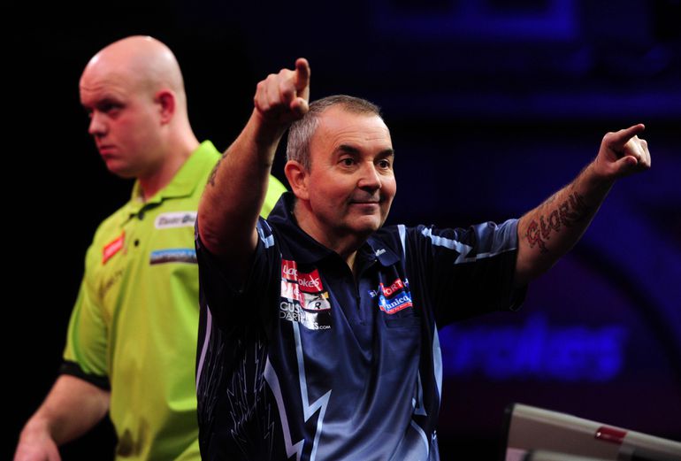 Dartslegende Phil Taylor neemt het op voor scheidende Michael van Gerwen: 'Hij doet niet zoveel fout'