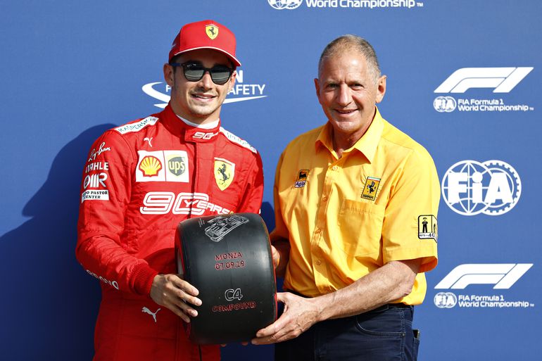 Voormalig Formule 1-kampioen maakt 'geen schijn van kans' op rijbewijs en vraagt Ferrari om hulp