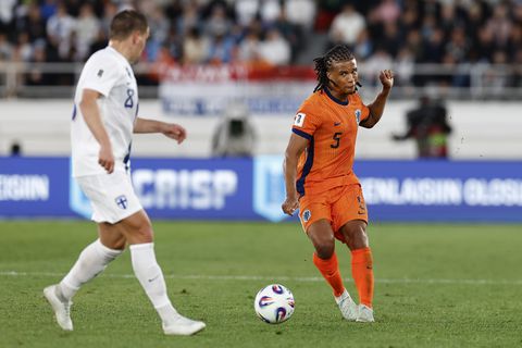 Nathan Aké na zware periode van veel pijn eindelijk weer op het veld bij Oranje: 'Het lijkt makkelijker dan het is '