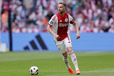 Ajax-trainer John Heitinga neemt harde beslissing: speler moet zo snel mogelijk vertrekken uit Amsterdam