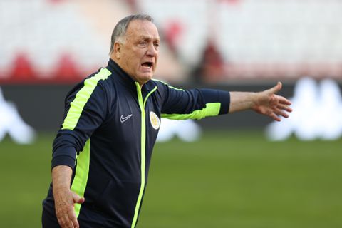'Knuffelende' Dick Advocaat geniet als bondscoach van Curaçao: 'De spelers klagen nooit'