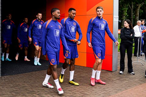 Bondscoach Ronald Koeman laat Oranje-speler achter: 'Hij blijft op Schiphol'