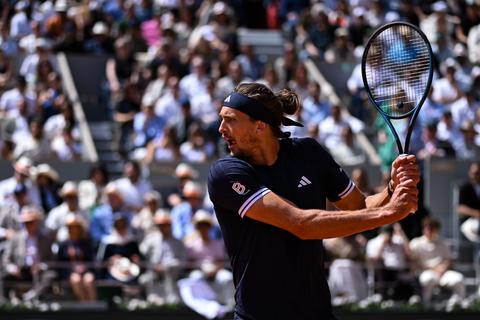 Opvallend moment rond Alexander Zverev op Roland Garros: toptennisser injecteert zichzelf tijdens gewonnen finale
