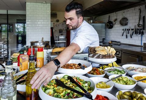 De kok van Oranje reist de hele wereld over: 'Het is een eer om te doen'