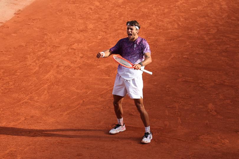 Flavio Cobolli schreeuwt het uit na het winnen van de vierde set. © Getty Images