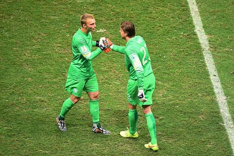 Tim Krul blikt terug op pikant moment met Jasper Cillessen na befaamde wissel in 2014: 'Louis was niet blij'