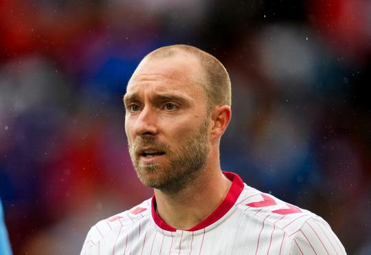 Schrik om Christian Eriksen: oud-Ajacied zakt opnieuw in elkaar tijdens wedstrijd van Deense team