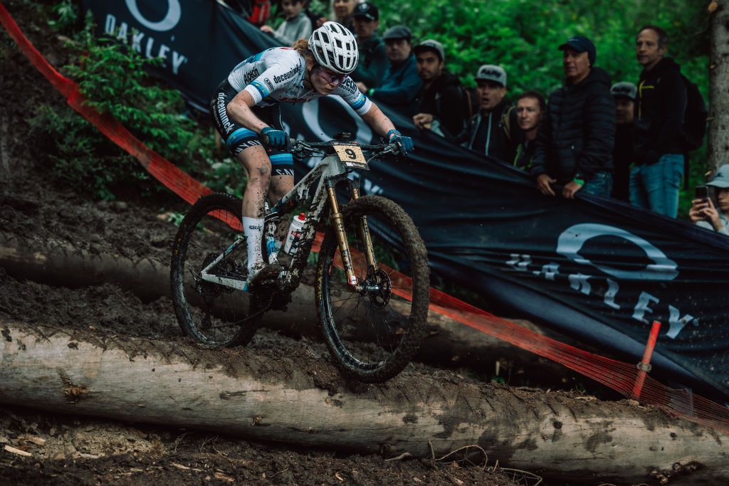 Oppermachtige Puck Pieterse toont topvorm richting Spelen en slaat keihard toe op mountainbike