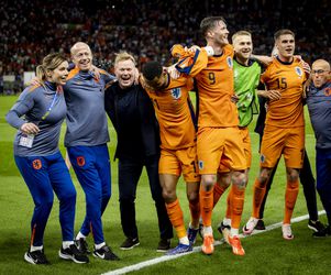 Wat een beelden: bondscoach Ronald Koeman gaat uit zijn dak na de zege van Oranje op Turkije