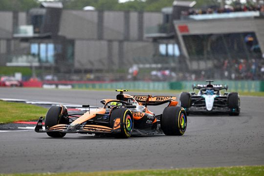 Lewis Hamilton beleeft eindelijk weer grootse zege: ex-wereldkampioen troeft voor eigen publiek Max Verstappen af