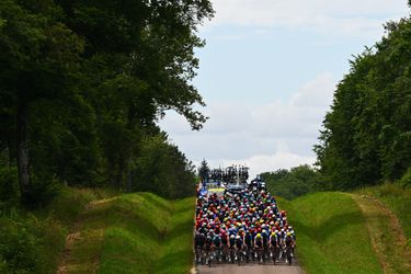 Chaos in gravelrit Tour de France: renners moeten lopend verder na versnelling Visma