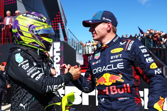 Max Verstappen moet een Ferrari voor zich dulden op eerste vrije training in Hongarije