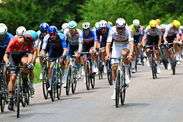 Mathieu van der Poel kiest voor veelbesproken witte broek in Tour de France: 'Voor de foto's'