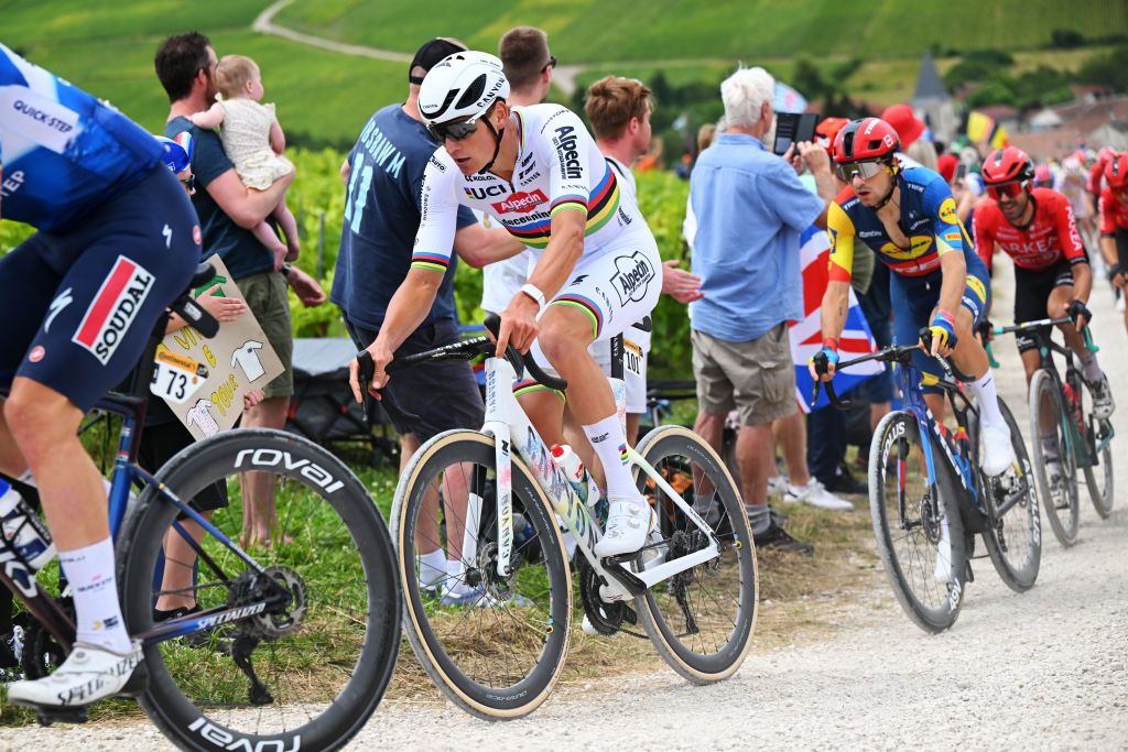 Stapt Mathieu van der Poel af in Tour de France? 'Een moeilijke vraag'