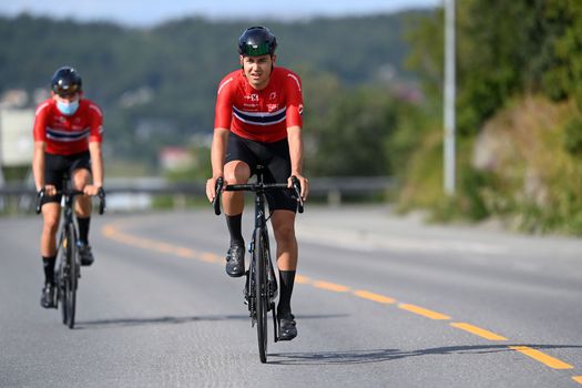 Tour de France treurt om overleden renner, peloton staat stil bij drama