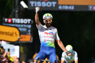 Niet topfavoriet Mathieu van der Poel, maar Anthony Turgis wint enerverende gravelrit in Tour de France