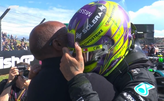 Lewis Hamilton knuffelt na zijn zege op Silverstone minutenlang met vader Anthony. ©Viaplay