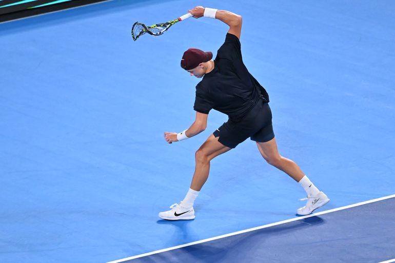 Veelbesproken actie emotionele toptennisser zorgt voor onbegrip: 'Het is toch heel gênant?'