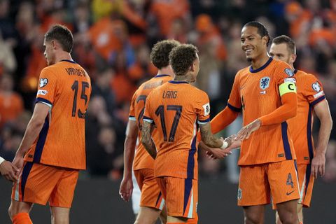 Oranje-voetballers showen outfits op vakantie: peperdure broek Noa Lang valt op, Jurriën Timber in shirt van collega