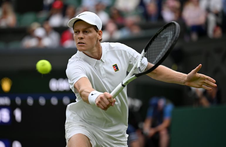Jannik Sinner in de problemen op Wimbledon: toptennisser roept om fysio na glijpartij