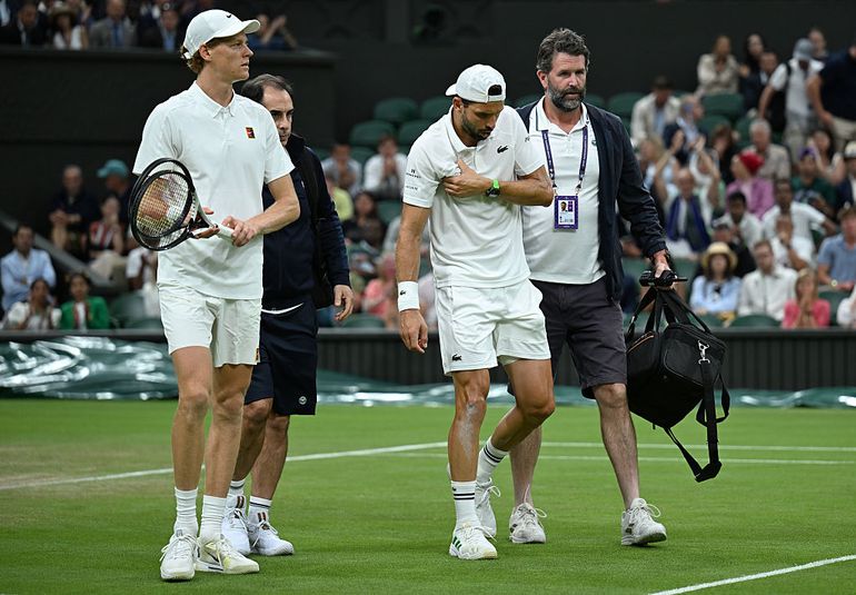 Gruwelijk moment voor tegenstander Jannik Sinner: toptennisser haakt na superstart plots af