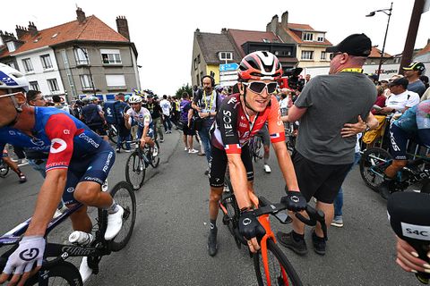 Toprenner scheldt zichzelf de huid vol na 'stomme' fout in Tour de France: 'Ik dacht alleen maar, sukkel!'