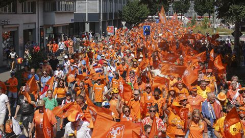 Fanwalk van Oranje-fans brengt discussie op gang: 'Die kijken toch met jaloezie naar ons'