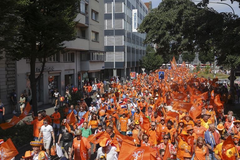 Fanwalk van Oranje-fans brengt discussie op gang: 'Die kijken toch met jaloezie naar ons'