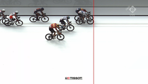 Tour de France opgeschrikt door vreselijke valpartijen: ontregelde sprint wordt met fotofinish beslist