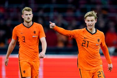 Matthijs de Ligt brengt bezoekje aan Frenkie de Jong en bekende tennisser na rampseizoen