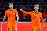 Matthijs de Ligt brengt bezoekje aan Frenkie de Jong en bekende tennisser na rampseizoen