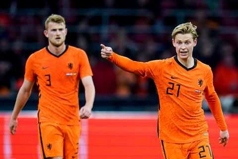 Matthijs de Ligt brengt bezoekje aan Frenkie de Jong en bekende tennisser na rampseizoen