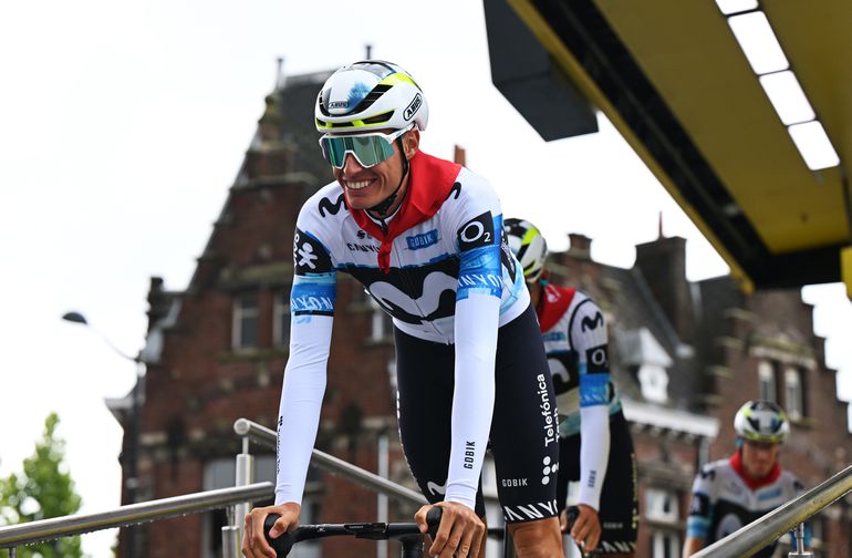 Opvallende verschijning in Tour de France: alle renners van Spaanse ploeg dragen ineens rode sjaals