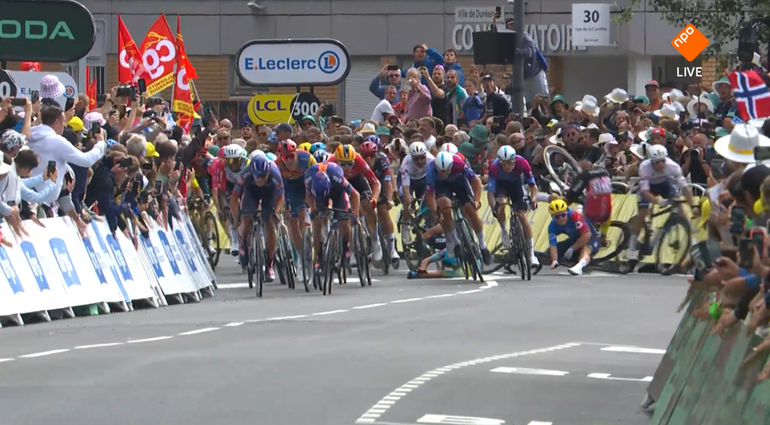 Heftige valpartijen zorgen voor grote chaos in Tour de France: 'Die lag al op de grond'