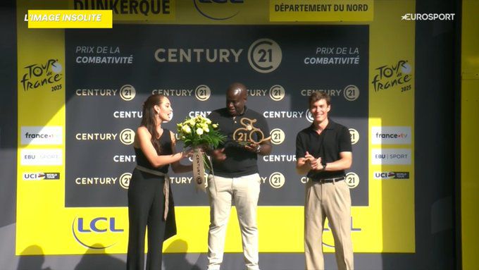 Bizar beeld Tour de France: organisatie weigert prijs uit te delen aan renners en zet wildvreemde man in het zonnetje