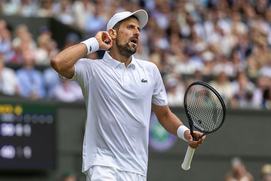 Toptennisser Novak Djokovic schrikt op tijd wakker na horrorstart en houdt droom levend op Wimbledon